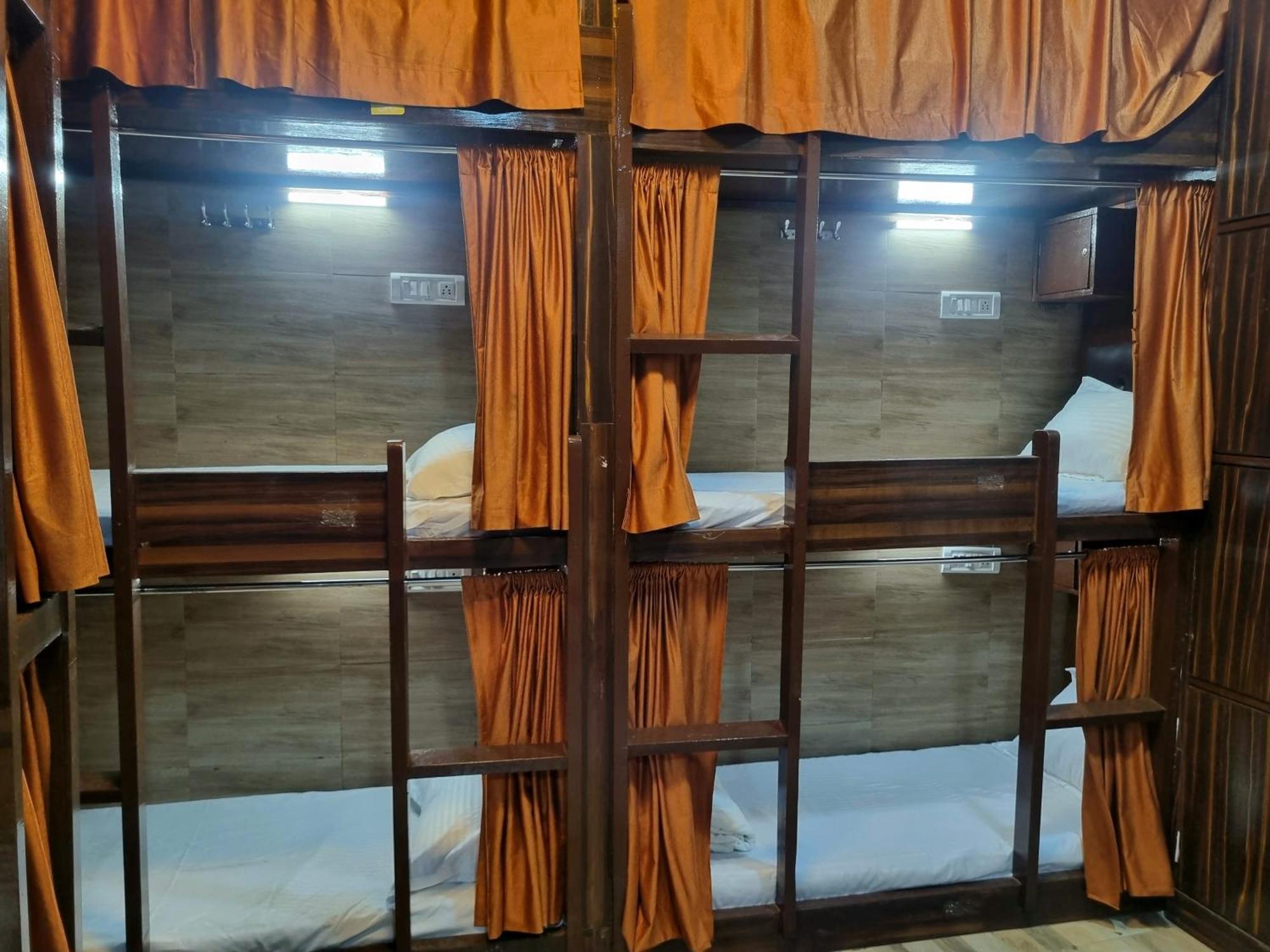 Unibed Dormitory Mumbai Exterior photo